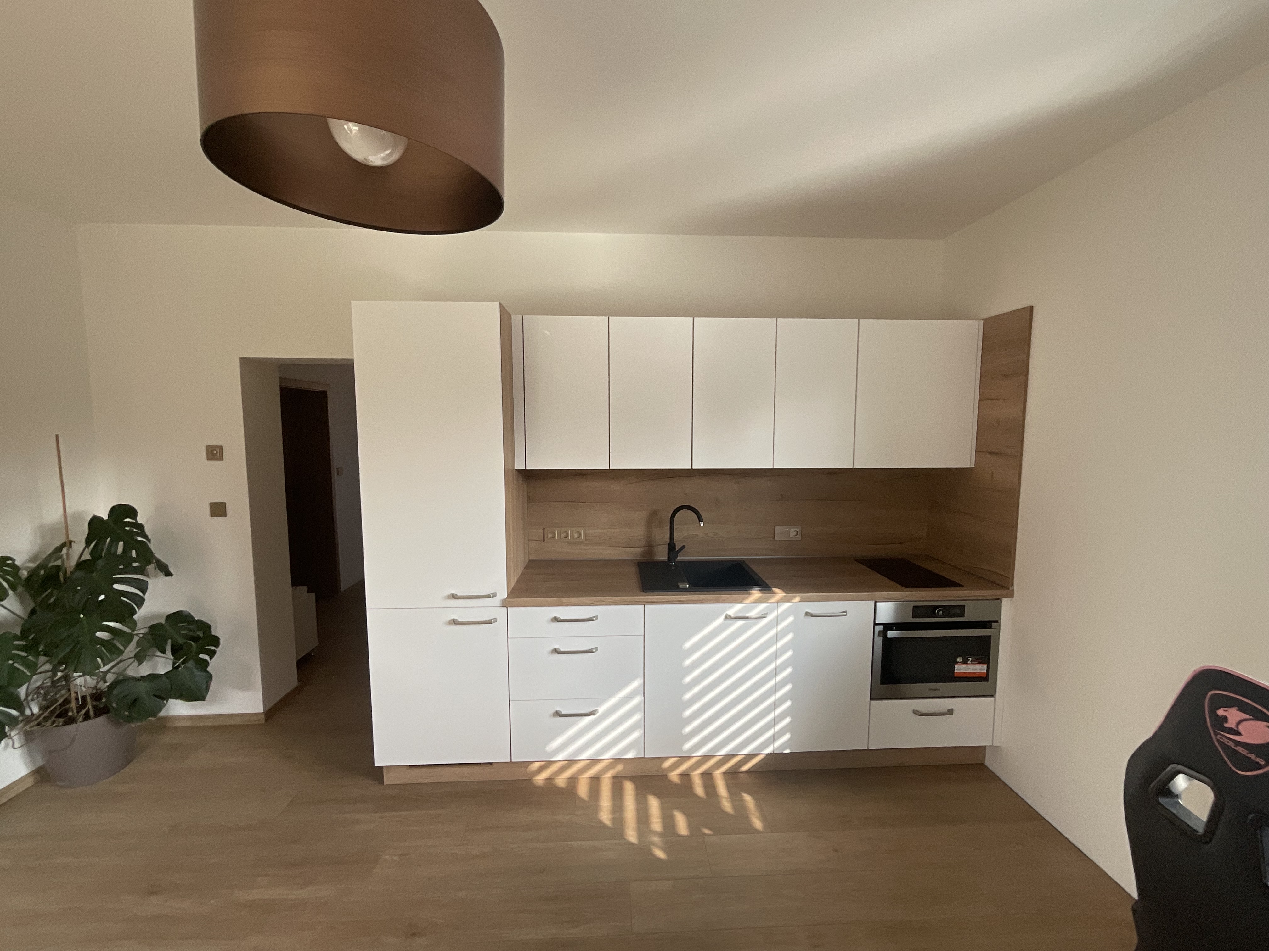 Moderní bílá kuchyně do nájemního bytu v Praze